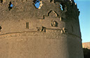 Dyarbakir, Befestigungsturm, Löwen und Doppelkopfadler der Seldschuken, arabische Inschrift